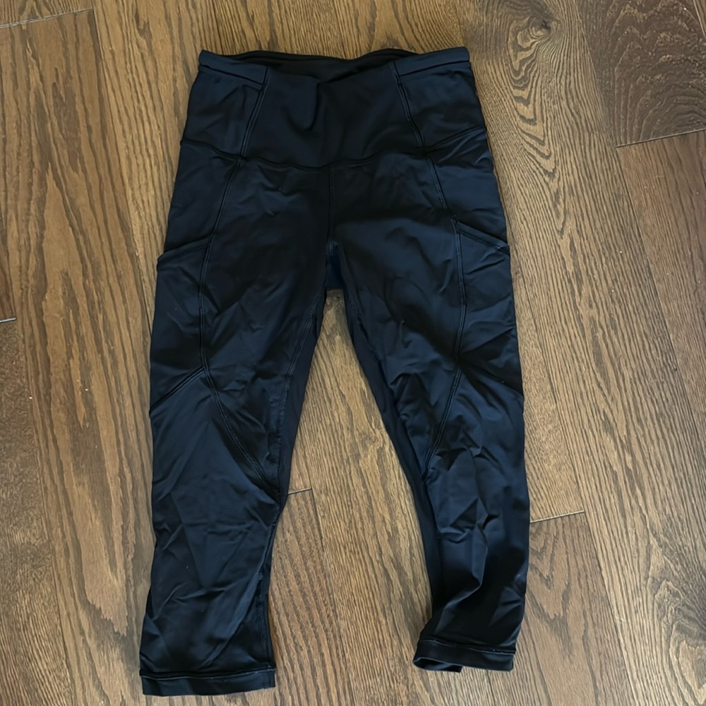 Lululemon cropped at the knee pants with side pockets